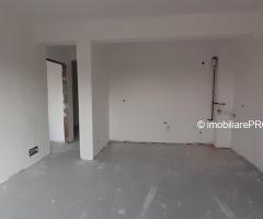 Vanzare apartament 2 camere Damaroaia